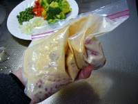 肉にヨーグルトを揉み込むのがポイント