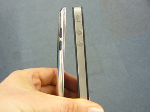 左がiPod touch、右がiPhone
