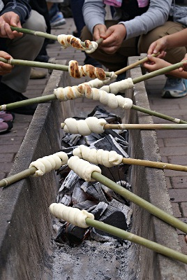 竹に巻きつけて焼くパン作り♪