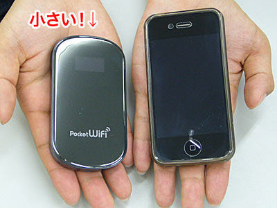 スマートフォンより小さく、ポケットにすっぽりと入る大きさ